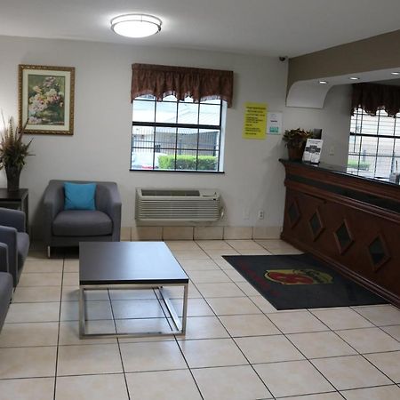 Super 8 By Wyndham San Antonio/I-35 North Hotel Екстериор снимка