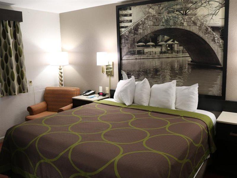 Super 8 By Wyndham San Antonio/I-35 North Hotel Екстериор снимка