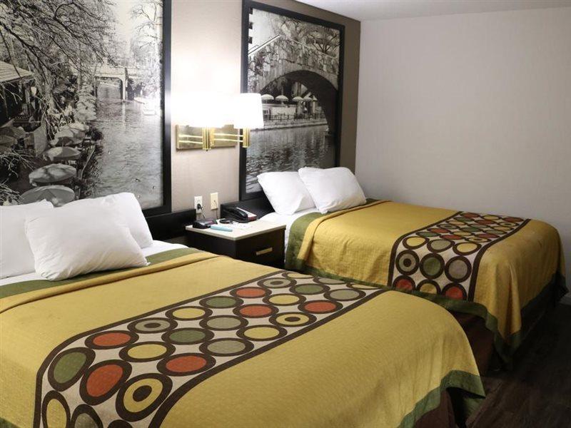 Super 8 By Wyndham San Antonio/I-35 North Hotel Екстериор снимка