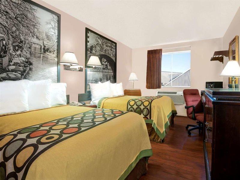 Super 8 By Wyndham San Antonio/I-35 North Hotel Екстериор снимка