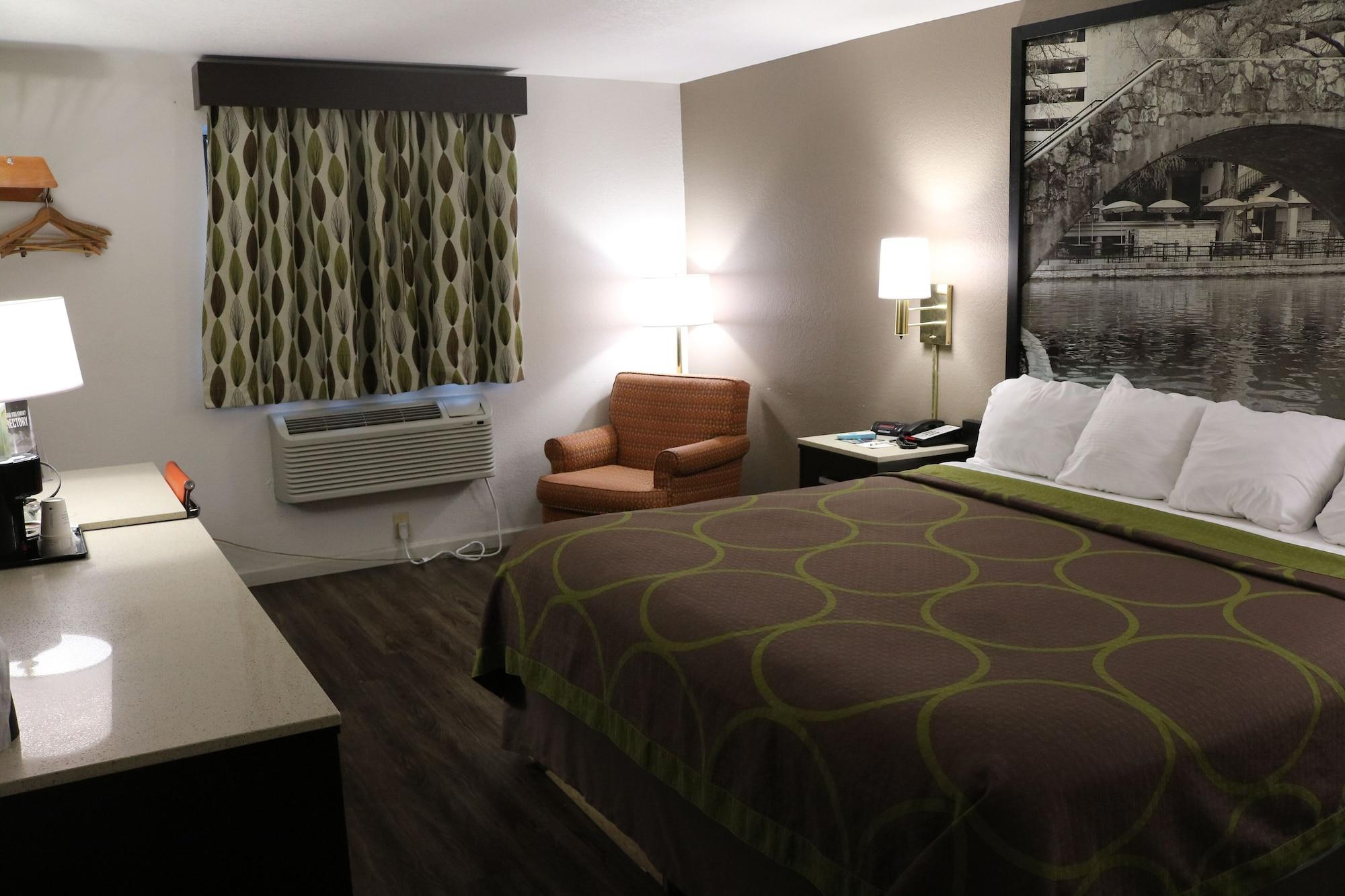 Super 8 By Wyndham San Antonio/I-35 North Hotel Екстериор снимка