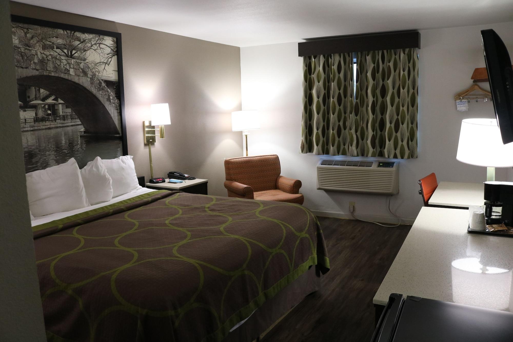 Super 8 By Wyndham San Antonio/I-35 North Hotel Екстериор снимка