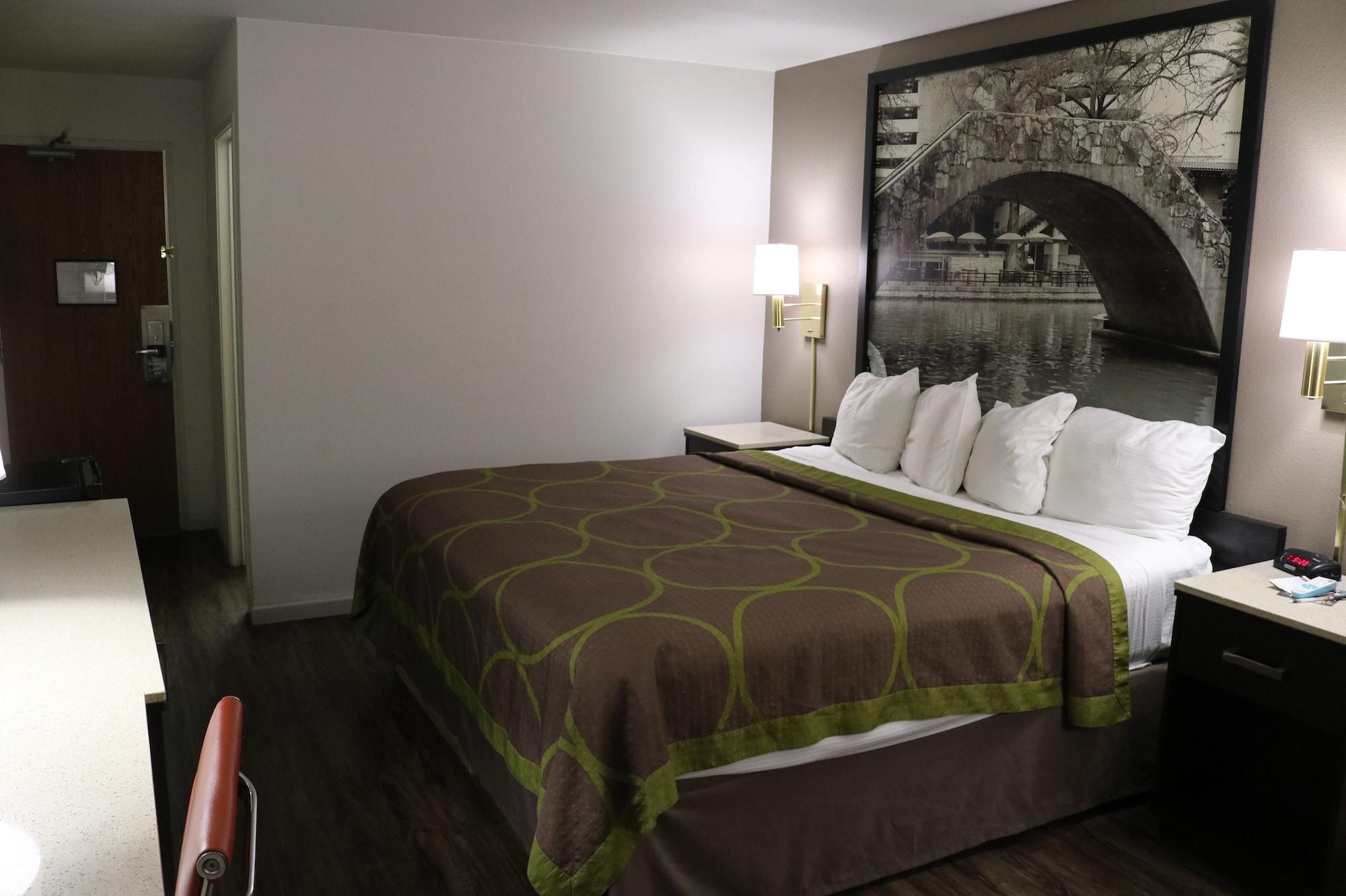 Super 8 By Wyndham San Antonio/I-35 North Hotel Екстериор снимка