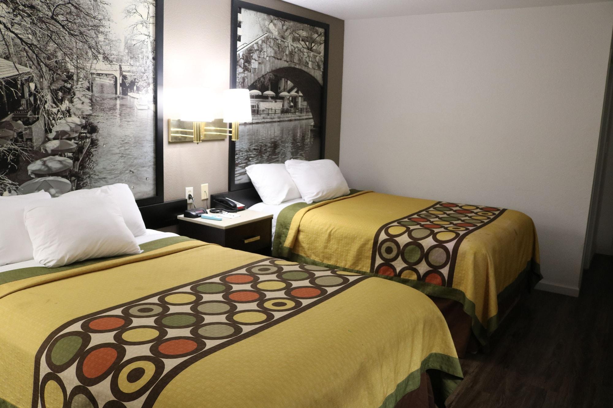Super 8 By Wyndham San Antonio/I-35 North Hotel Екстериор снимка