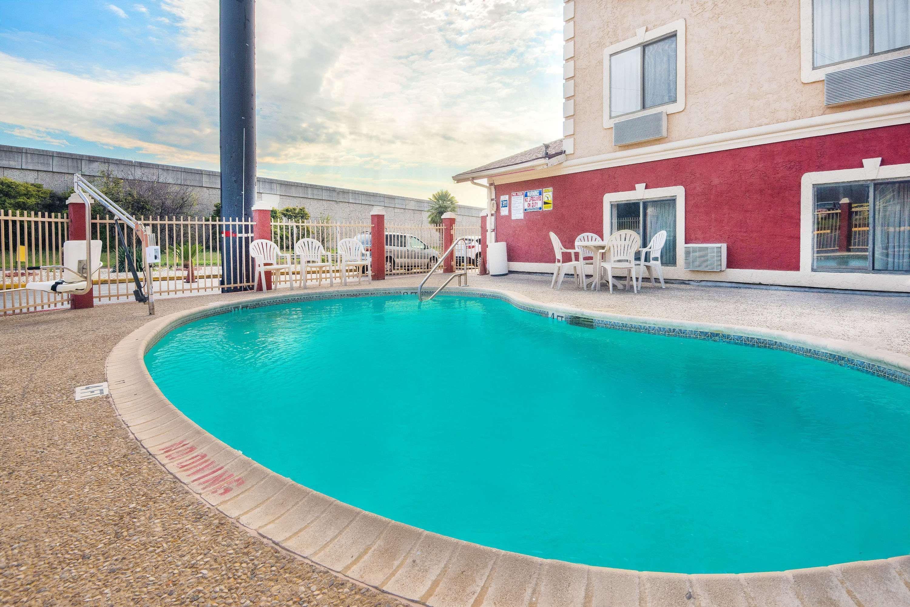 Super 8 By Wyndham San Antonio/I-35 North Hotel Екстериор снимка