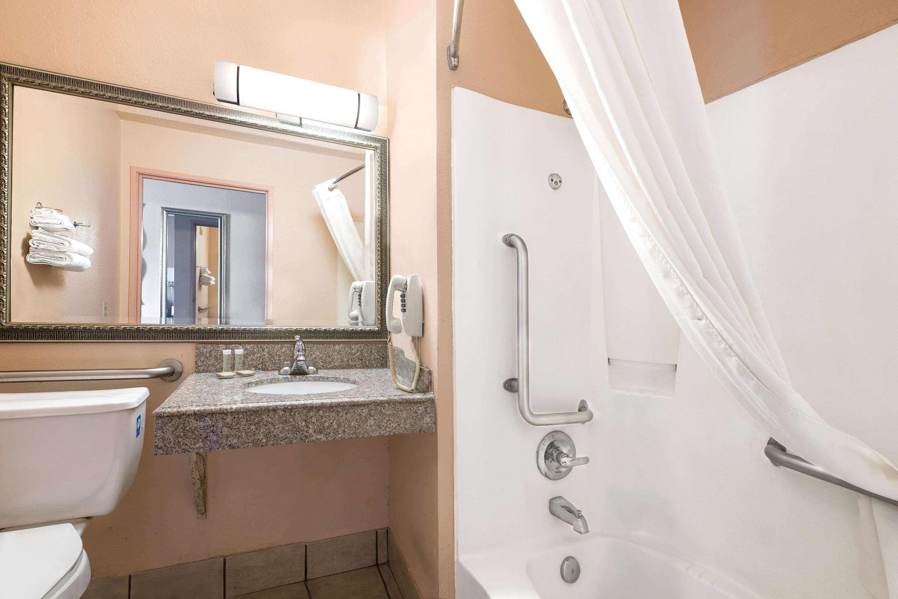 Super 8 By Wyndham San Antonio/I-35 North Hotel Екстериор снимка