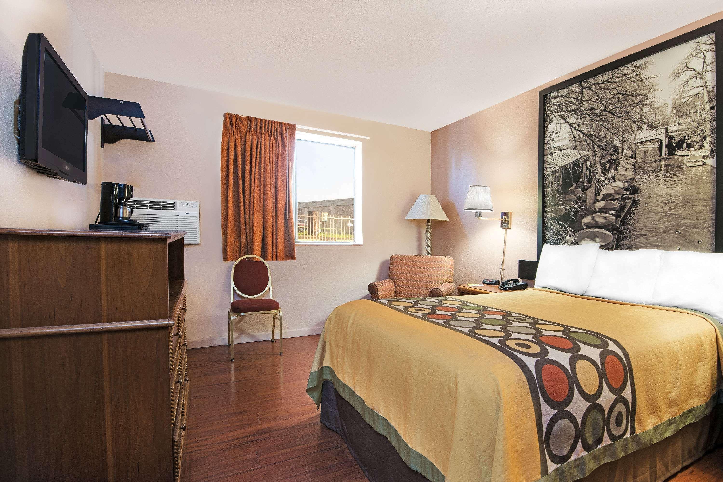 Super 8 By Wyndham San Antonio/I-35 North Hotel Екстериор снимка