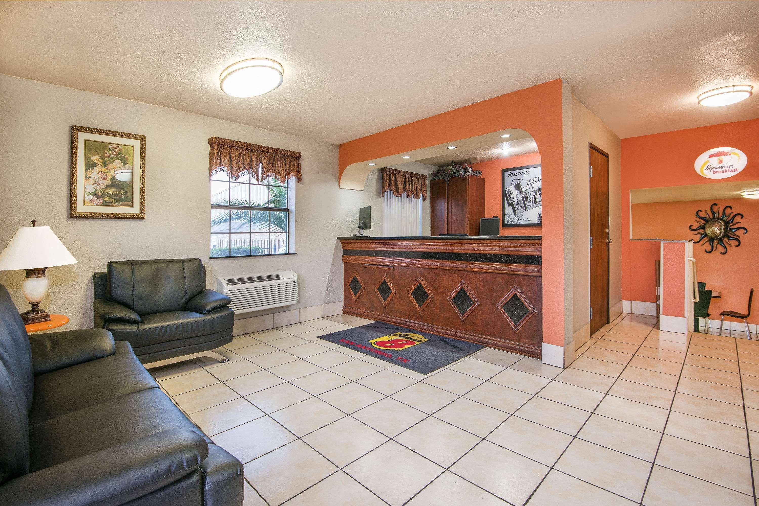 Super 8 By Wyndham San Antonio/I-35 North Hotel Екстериор снимка