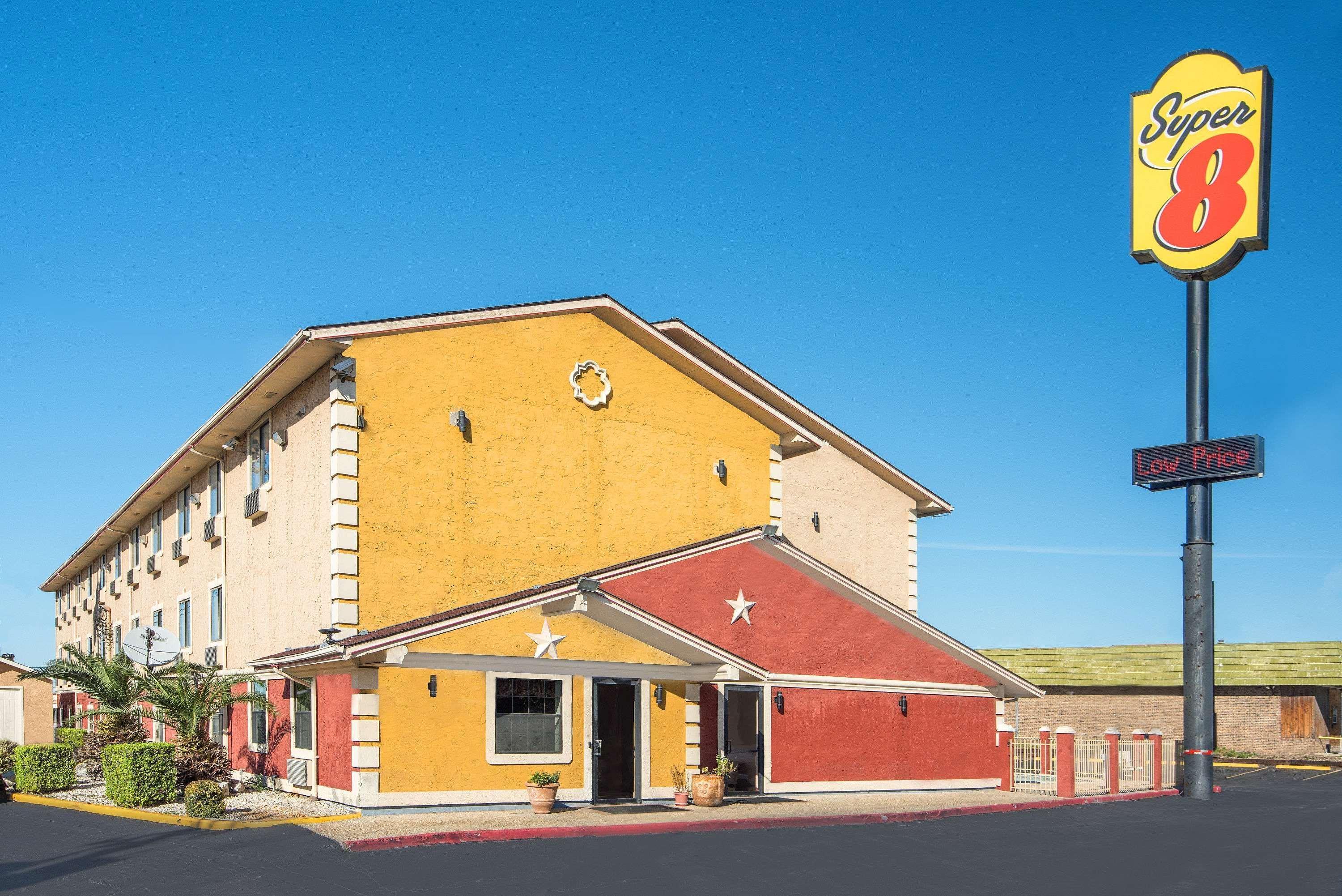 Super 8 By Wyndham San Antonio/I-35 North Hotel Екстериор снимка