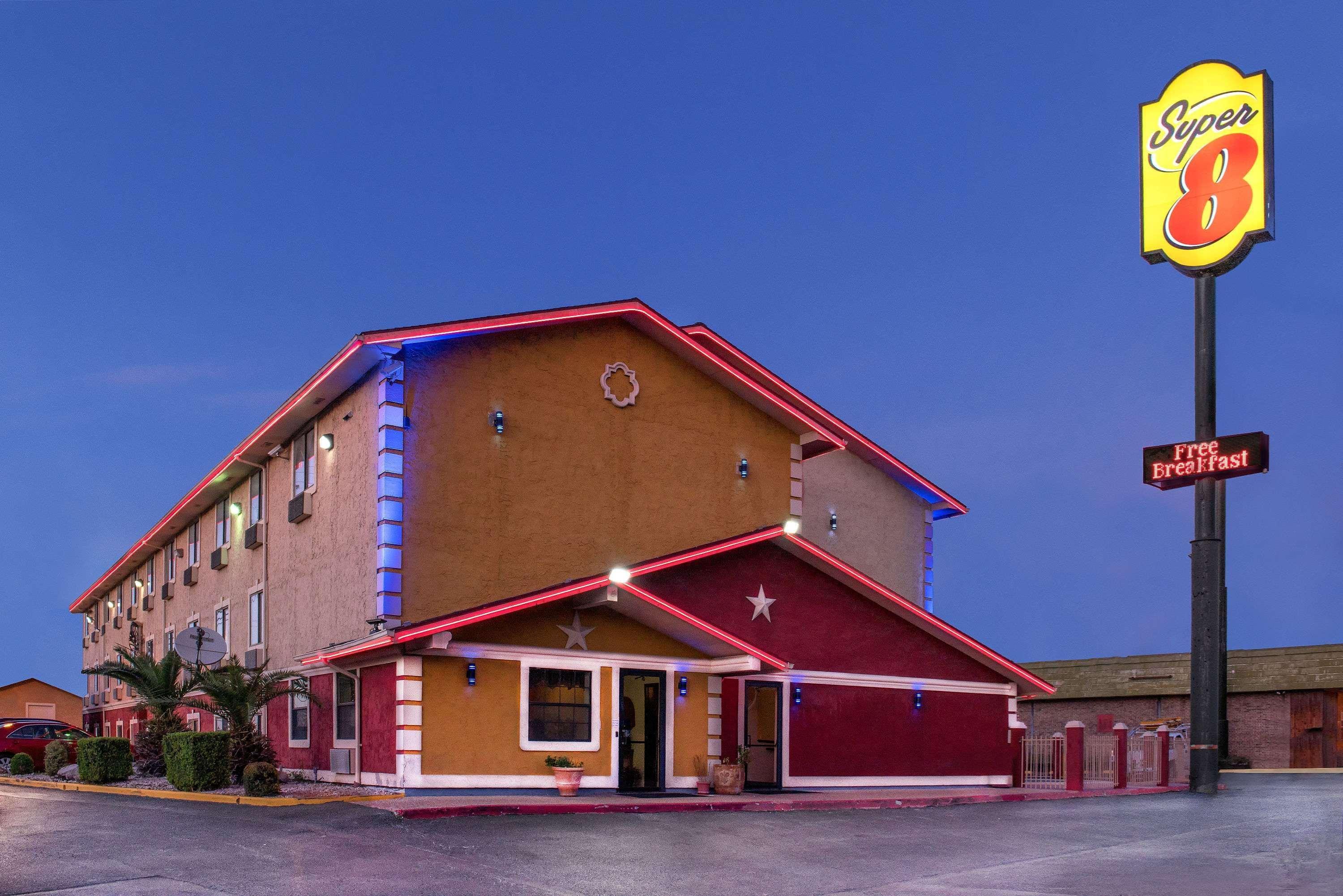 Super 8 By Wyndham San Antonio/I-35 North Hotel Екстериор снимка