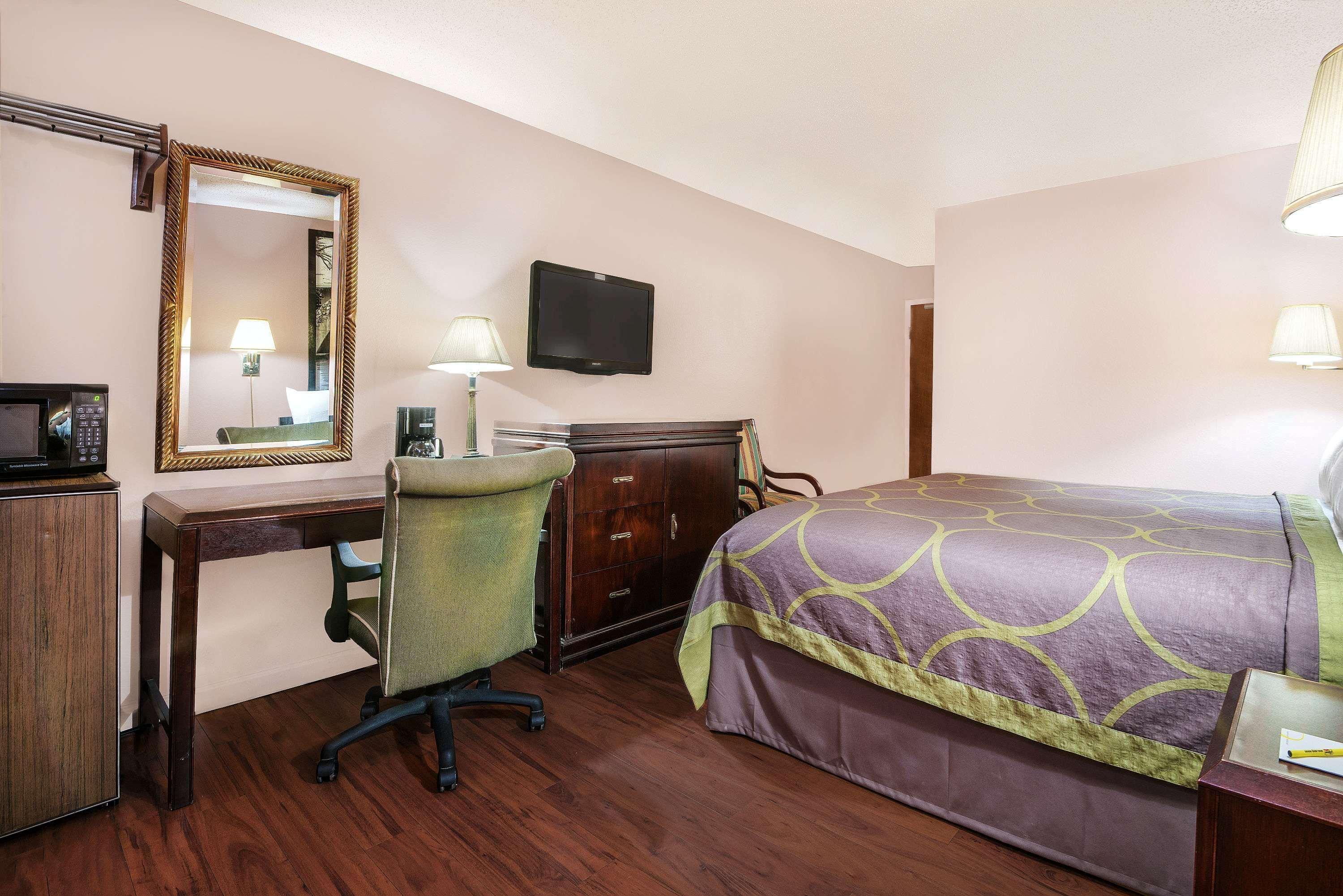 Super 8 By Wyndham San Antonio/I-35 North Hotel Екстериор снимка
