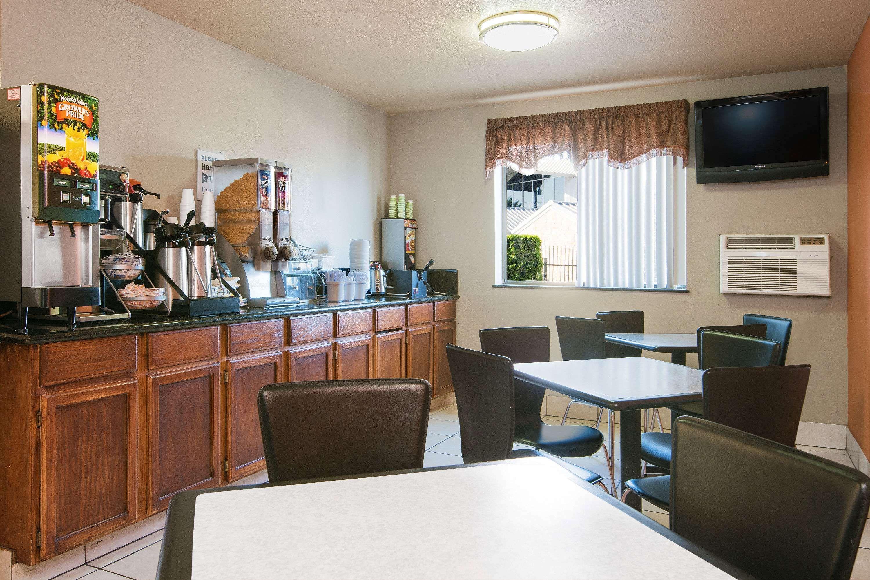 Super 8 By Wyndham San Antonio/I-35 North Hotel Екстериор снимка