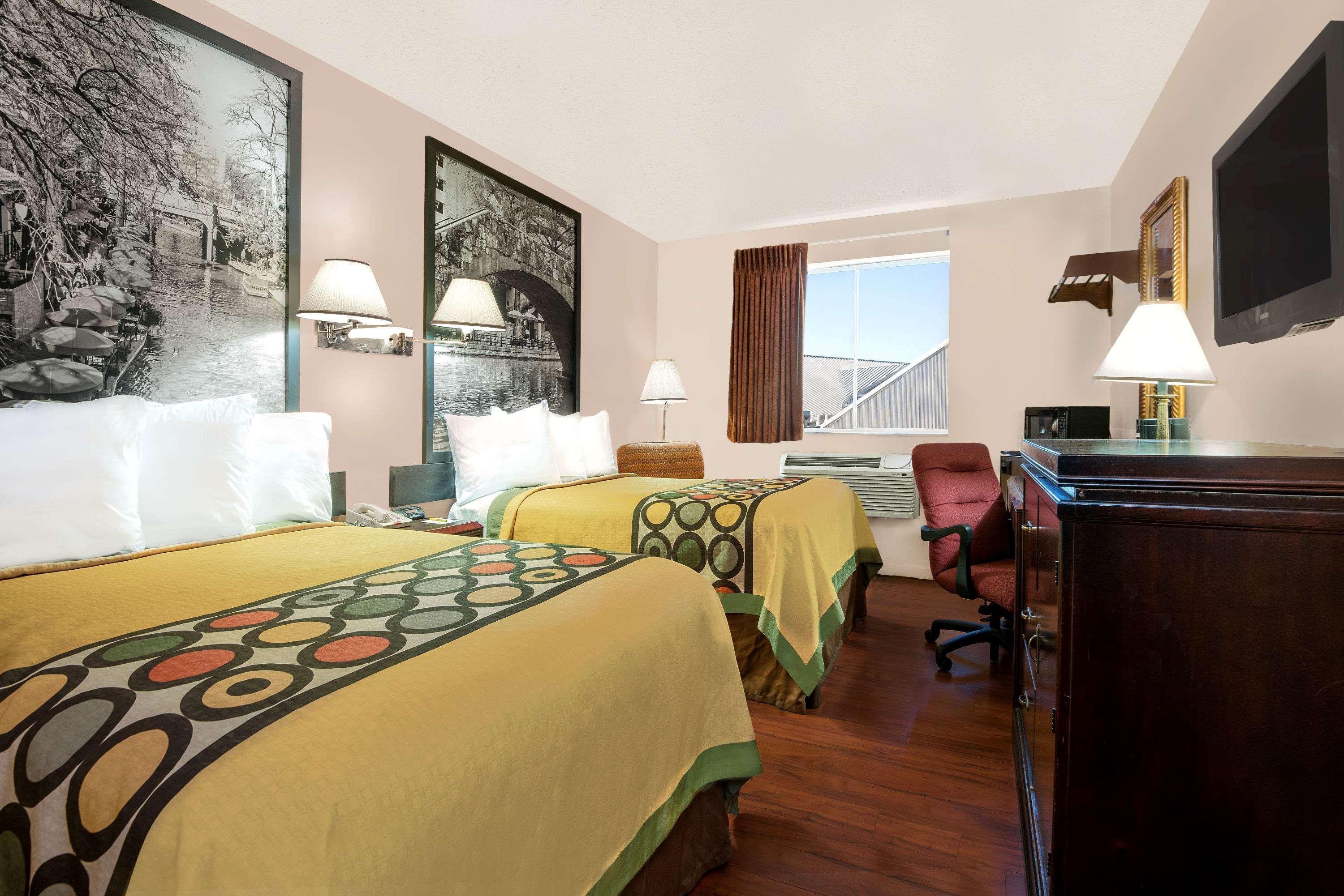 Super 8 By Wyndham San Antonio/I-35 North Hotel Екстериор снимка
