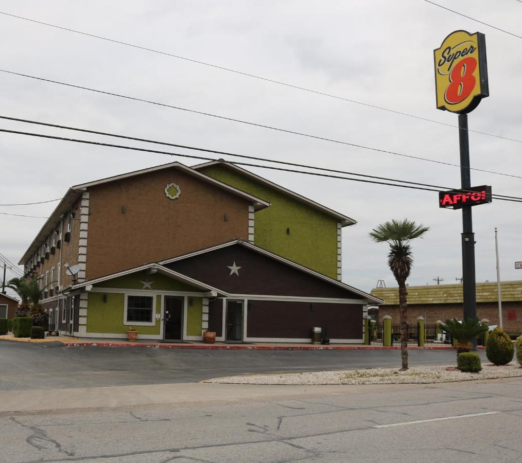Super 8 By Wyndham San Antonio/I-35 North Hotel Екстериор снимка