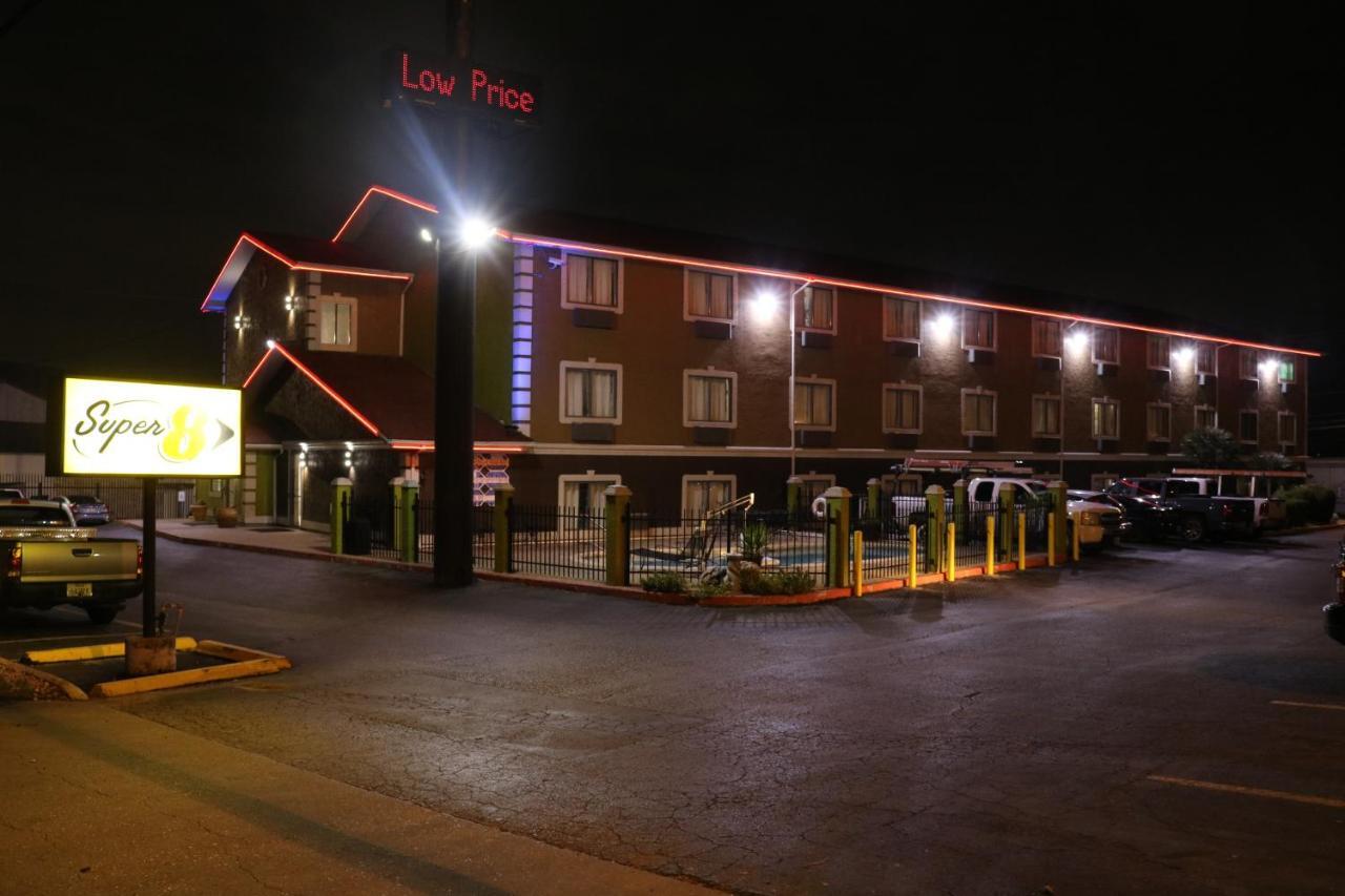 Super 8 By Wyndham San Antonio/I-35 North Hotel Екстериор снимка
