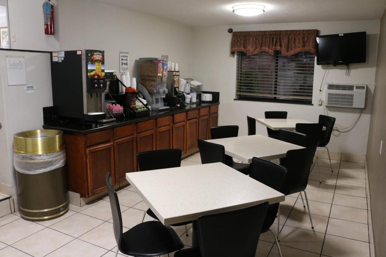Super 8 By Wyndham San Antonio/I-35 North Hotel Екстериор снимка