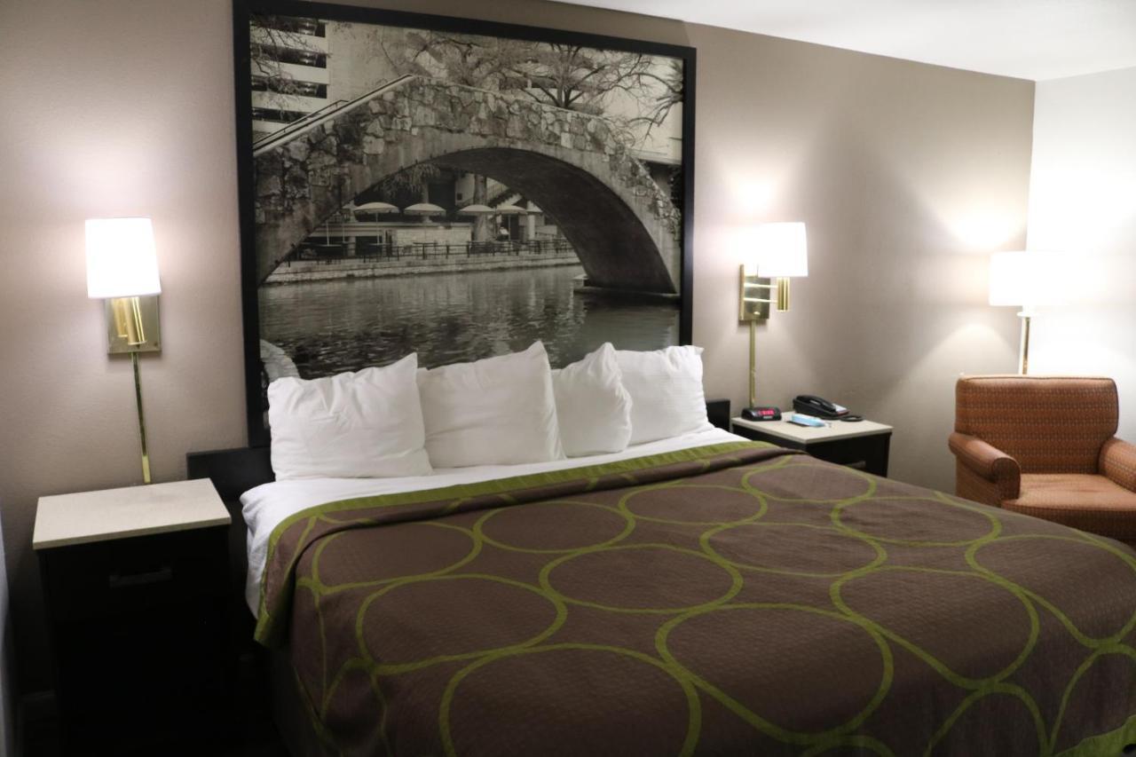 Super 8 By Wyndham San Antonio/I-35 North Hotel Екстериор снимка