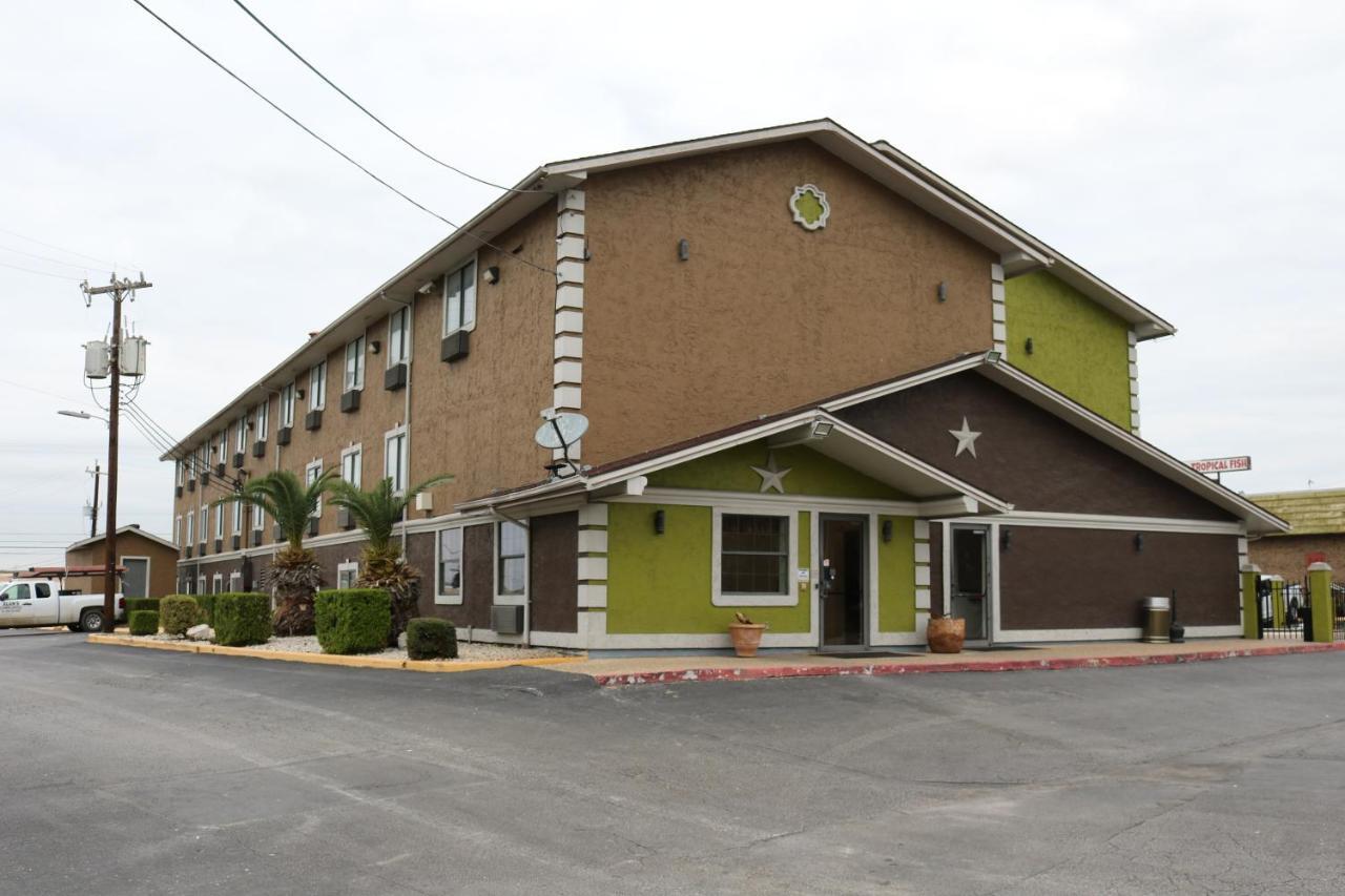 Super 8 By Wyndham San Antonio/I-35 North Hotel Екстериор снимка