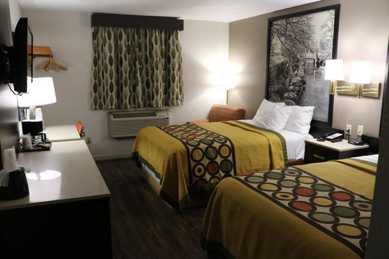 Super 8 By Wyndham San Antonio/I-35 North Hotel Екстериор снимка