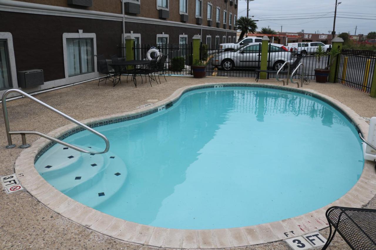 Super 8 By Wyndham San Antonio/I-35 North Hotel Екстериор снимка